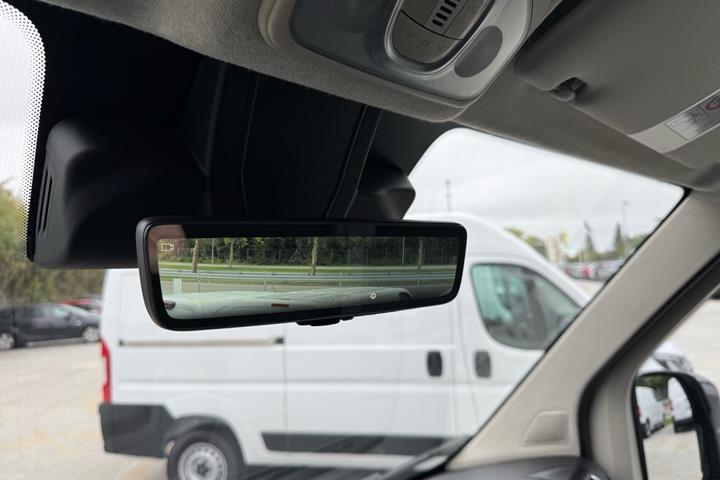 Hvid Opel Movano-e fra 2025
