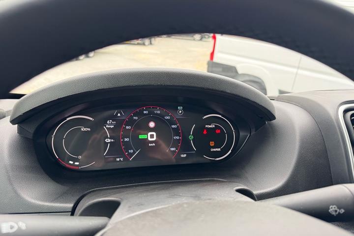 Hvid Opel Movano-e fra 2025