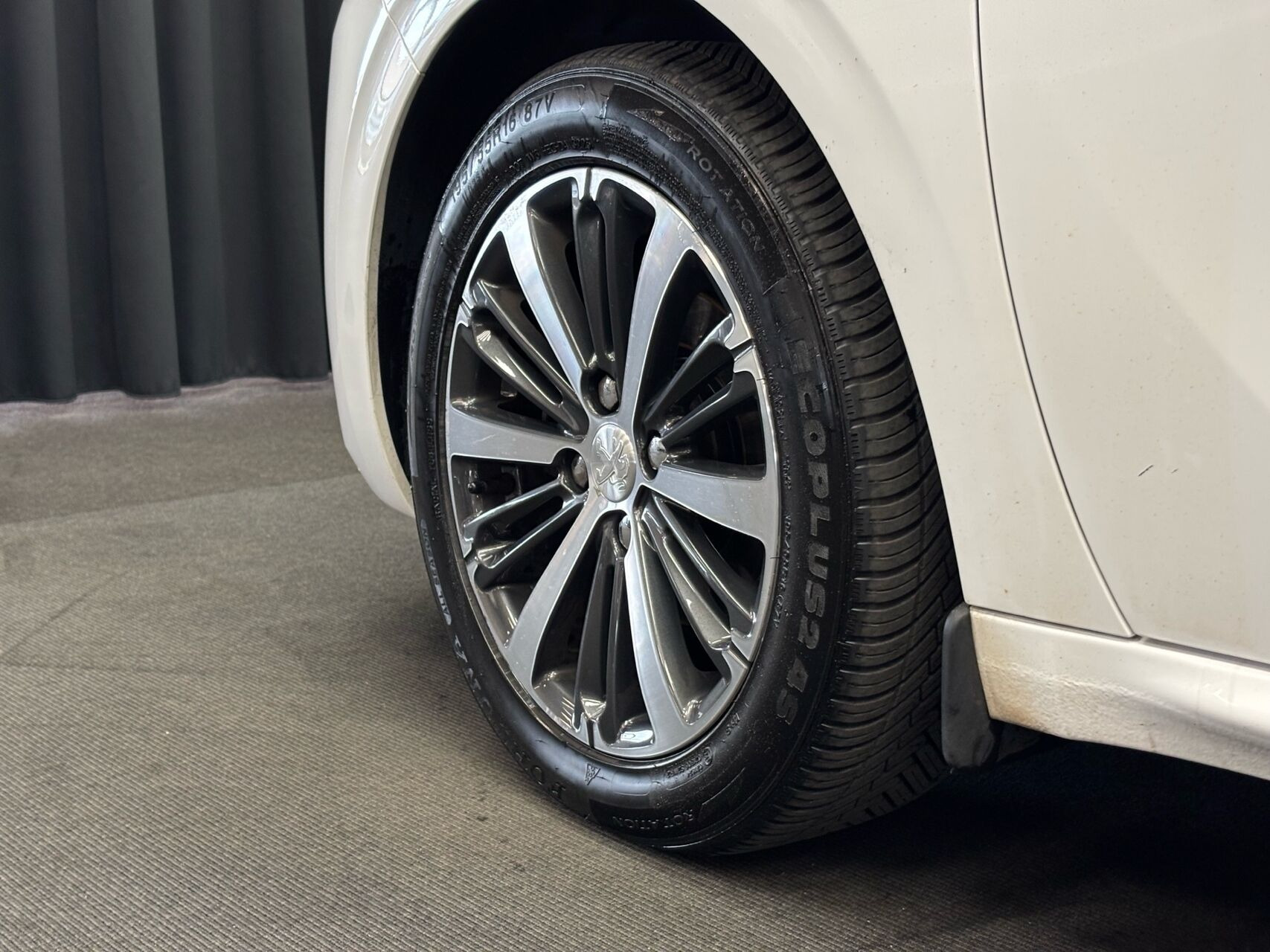 Hvid Peugeot 208 fra 2017