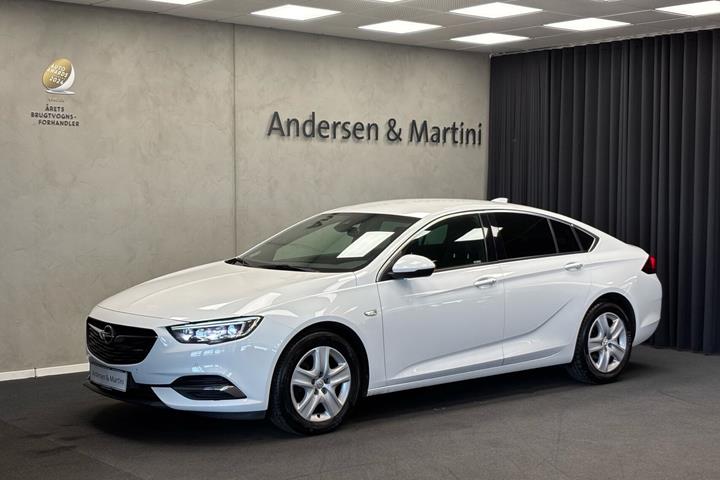 Hvid Opel Insignia fra 2017
