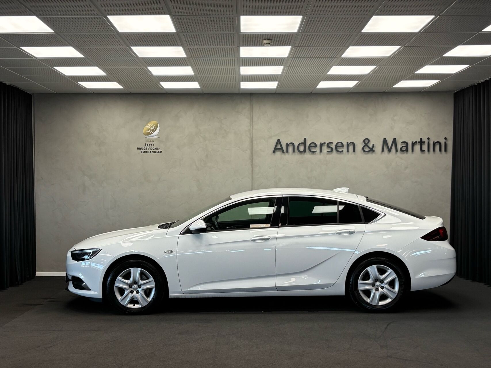 Hvid Opel Insignia fra 2017