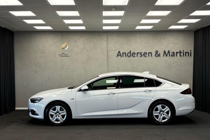 Hvid Opel Insignia fra 2017