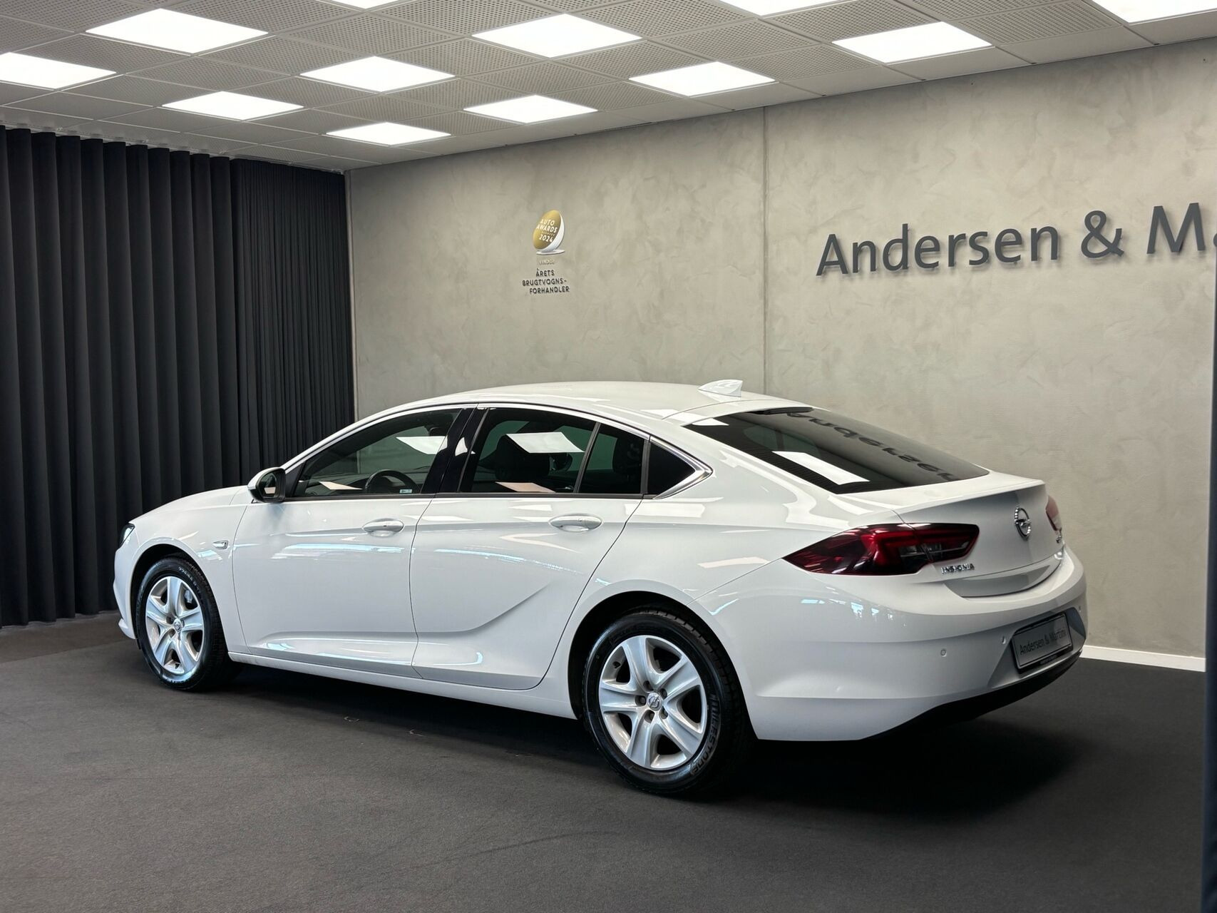 Hvid Opel Insignia fra 2017