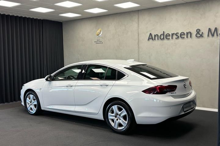 Hvid Opel Insignia fra 2017