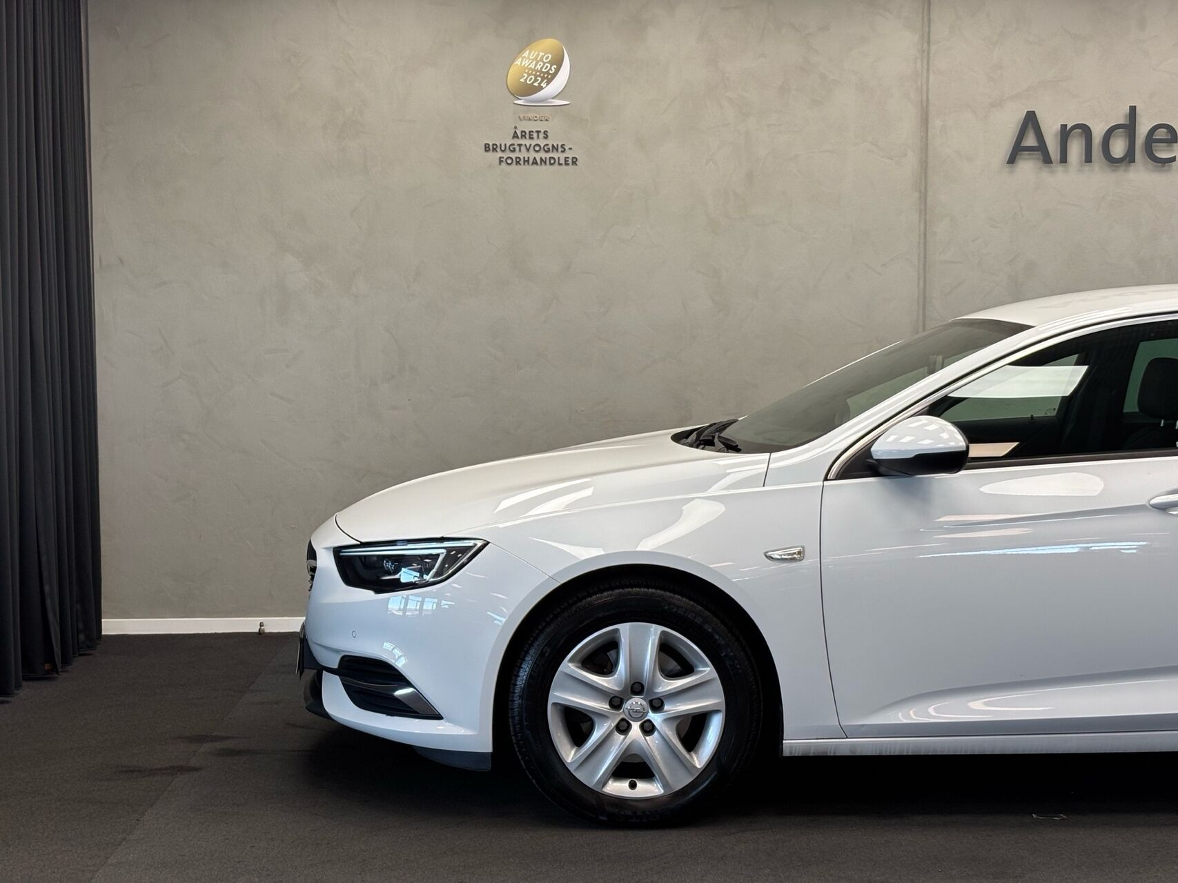 Hvid Opel Insignia fra 2017