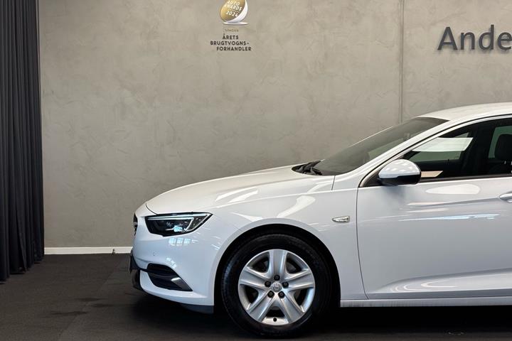 Hvid Opel Insignia fra 2017