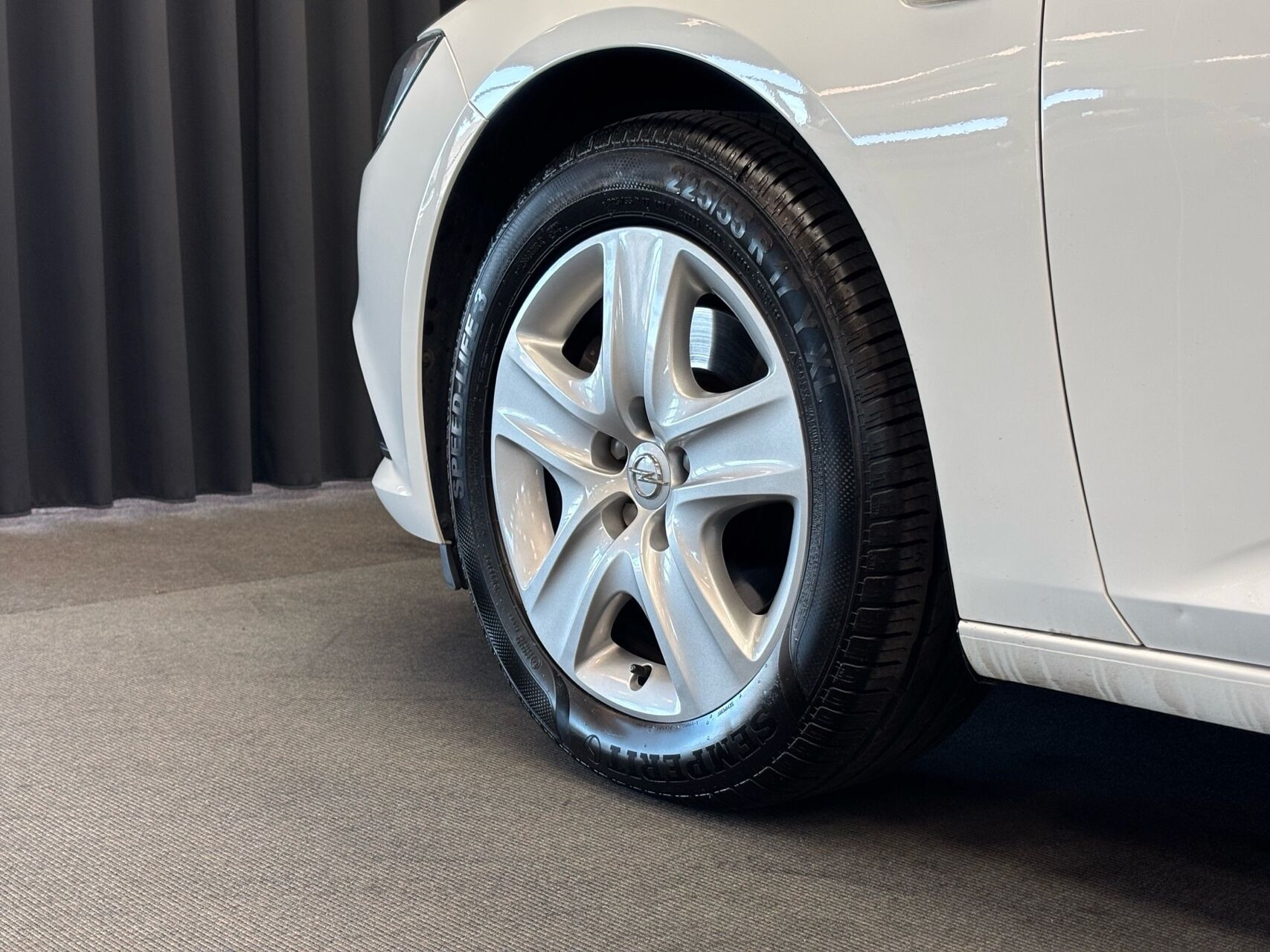 Hvid Opel Insignia fra 2017