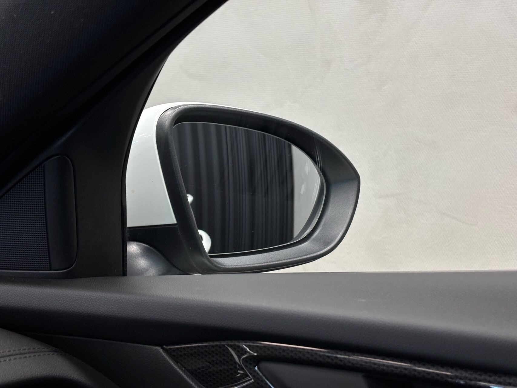 Hvid Opel Insignia fra 2017
