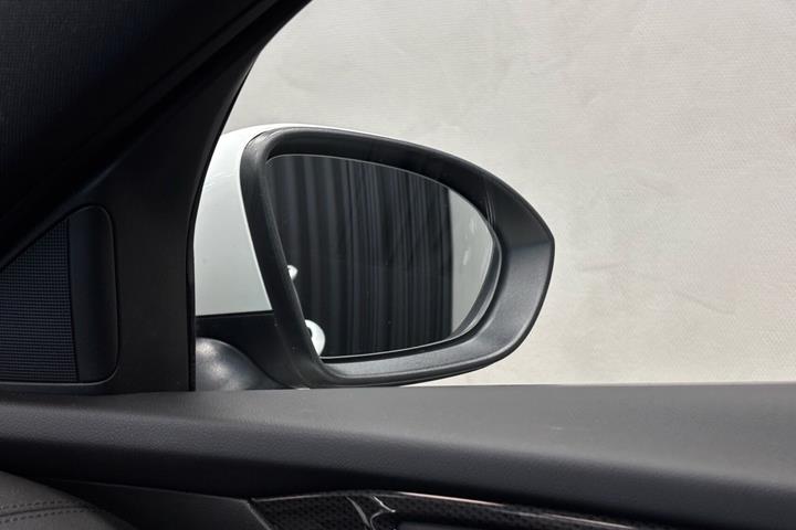Hvid Opel Insignia fra 2017