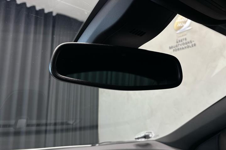 Hvid Opel Insignia fra 2017