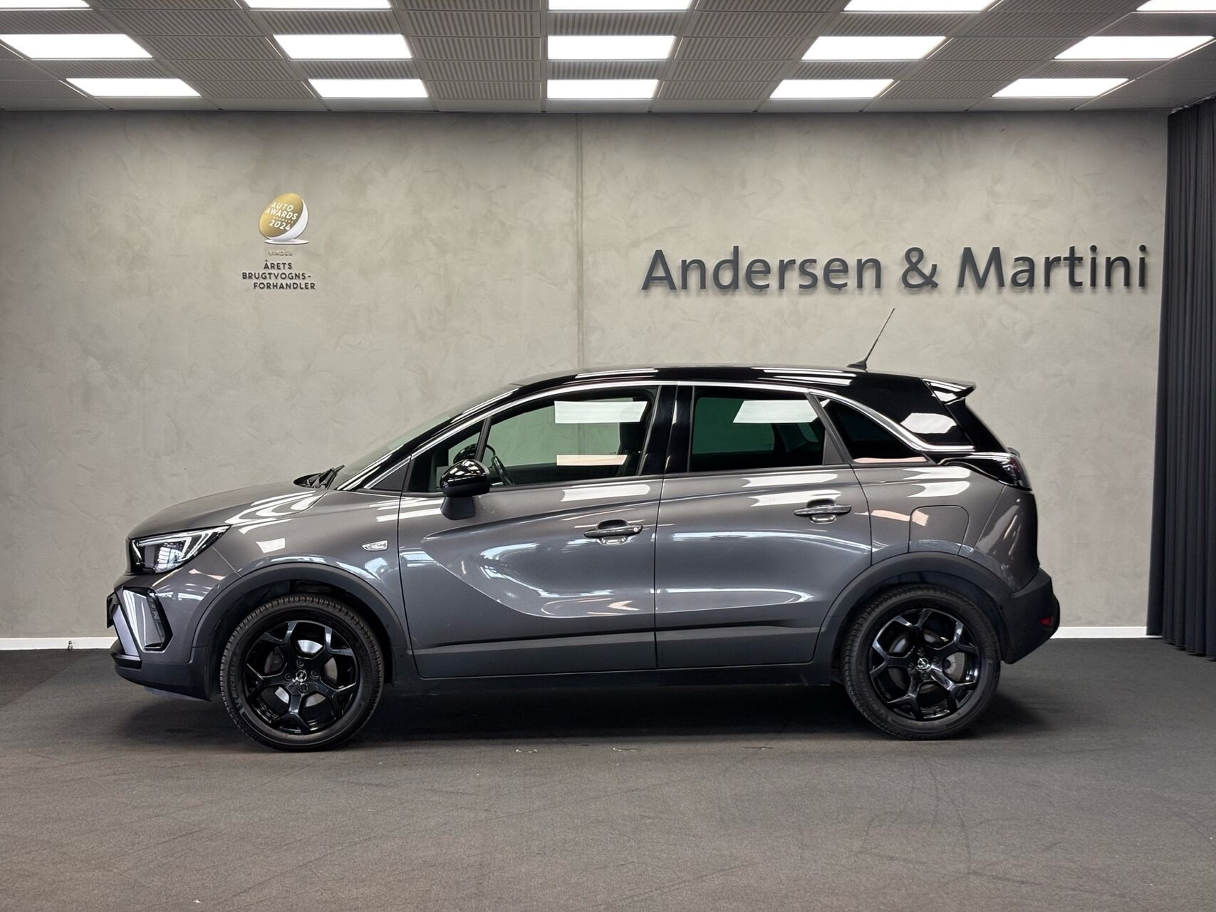 Grå Opel Crossland fra 2023