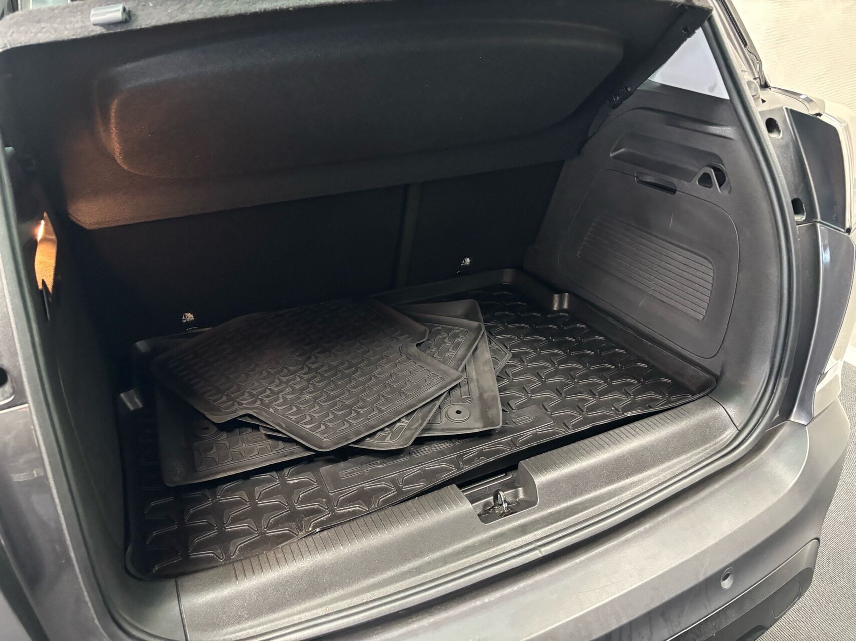 Grå Opel Crossland fra 2023