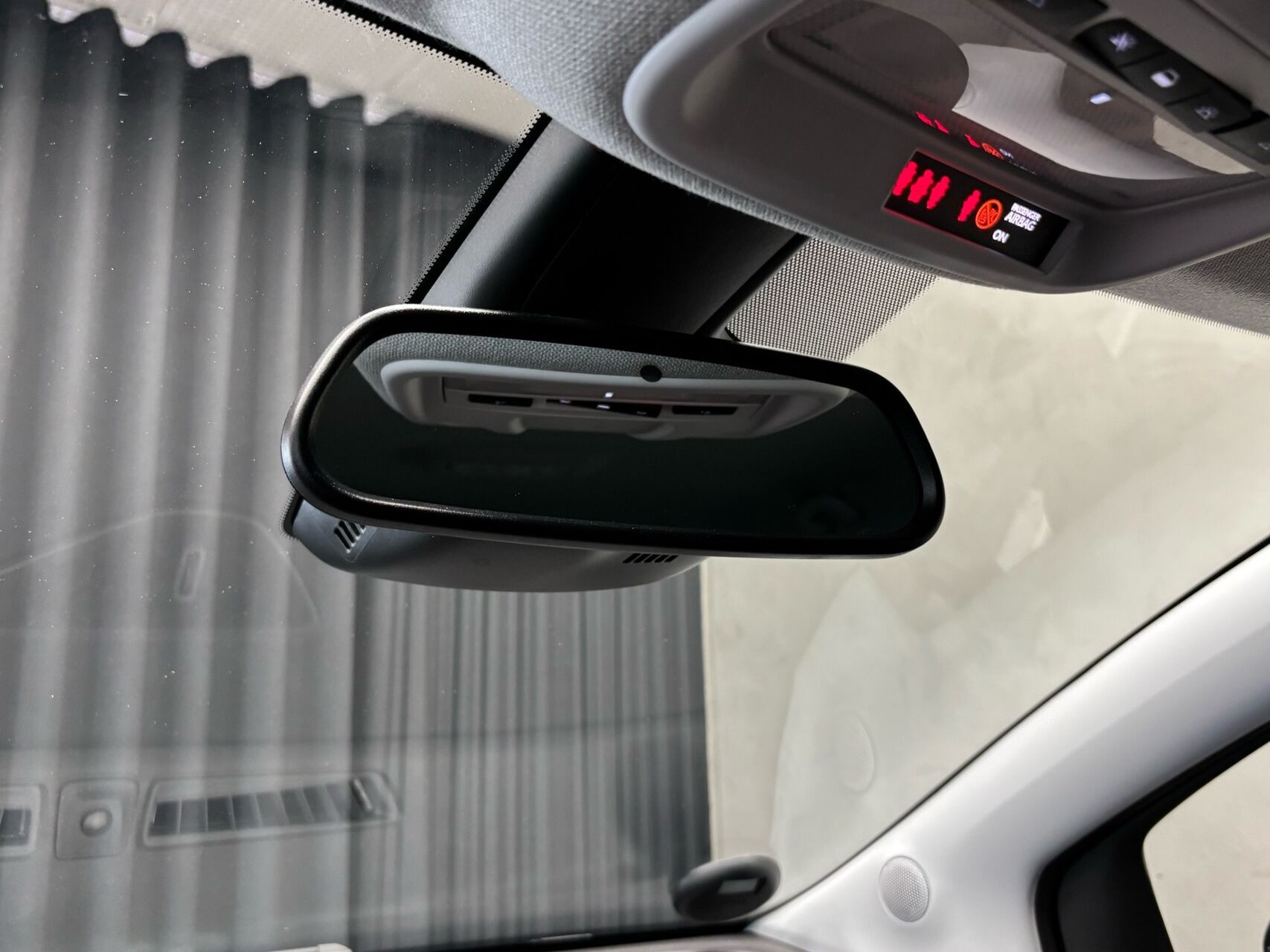 Grå Opel Crossland fra 2023