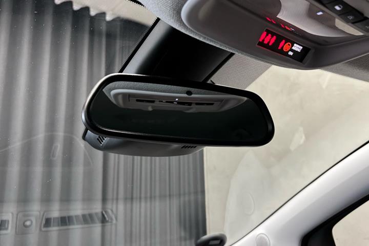 Grå Opel Crossland fra 2023