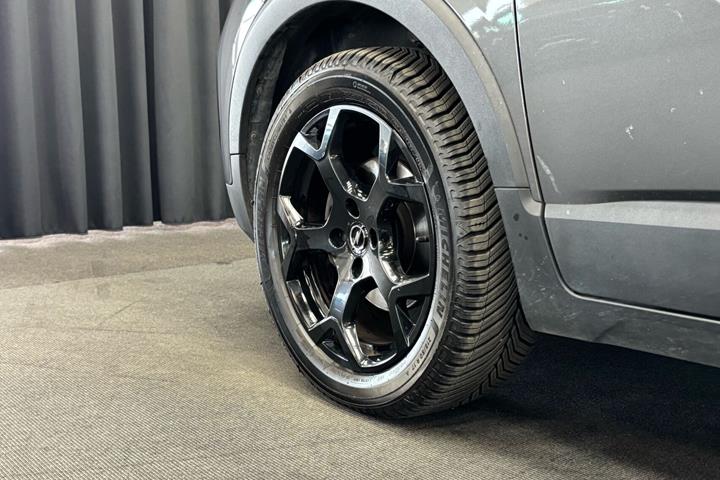 Grå Opel Crossland fra 2023