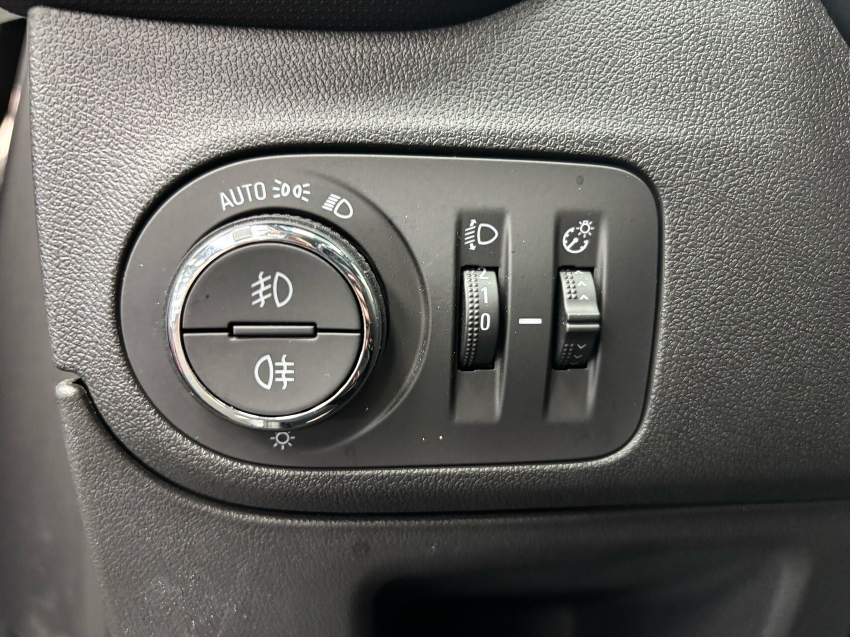 Grå Opel Crossland fra 2023