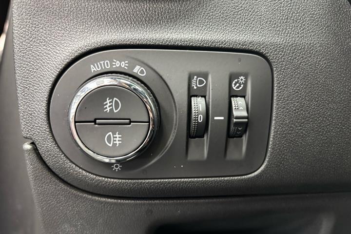 Grå Opel Crossland fra 2023