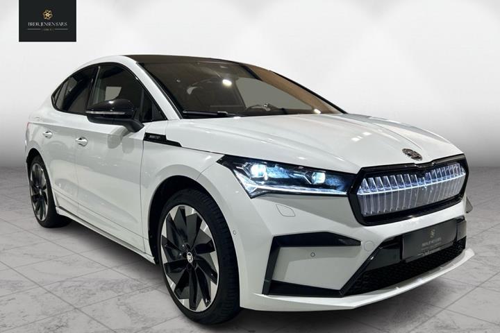 Hvid Skoda Enyaq fra 2025 set udefra