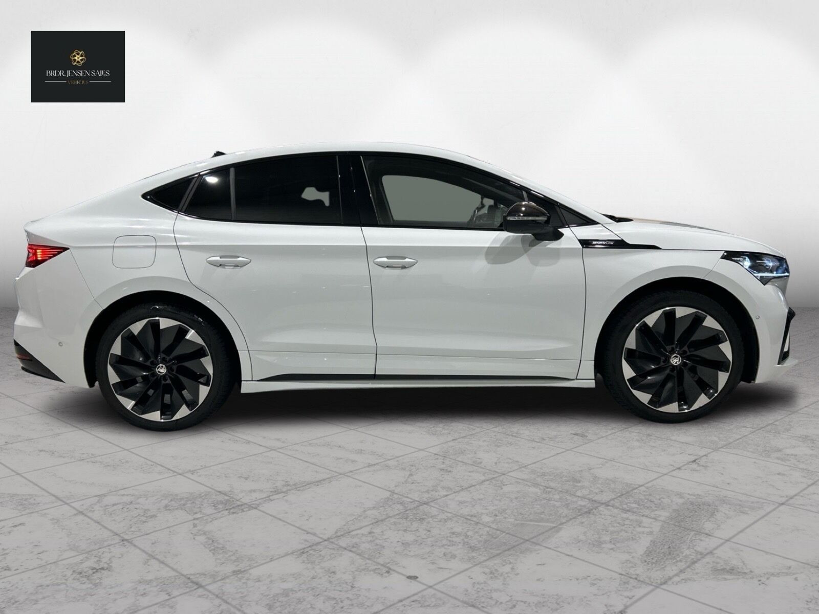 Hvid Skoda Enyaq fra 2025