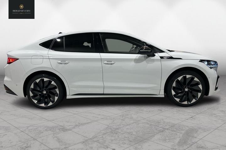 Hvid Skoda Enyaq fra 2025