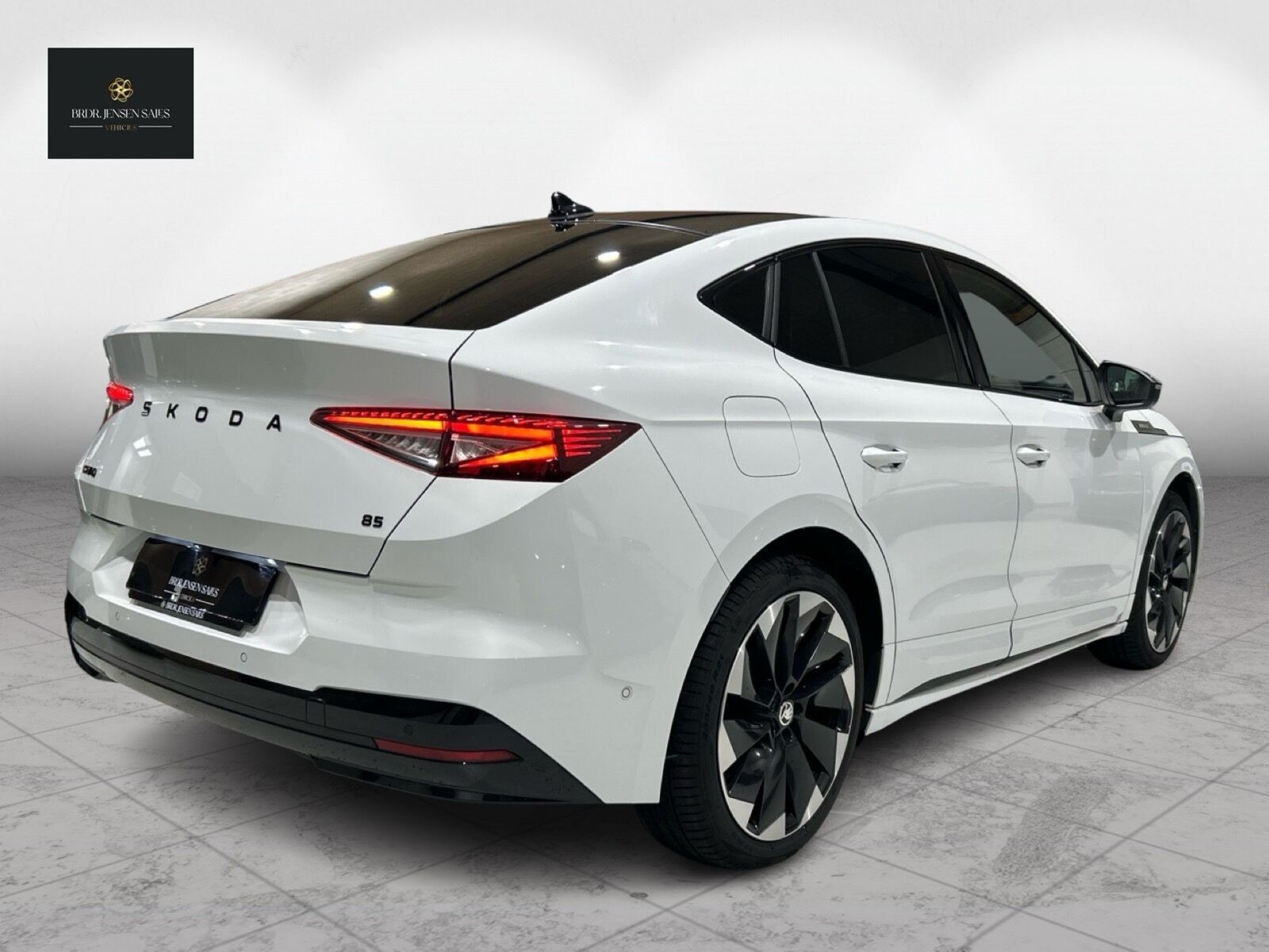 Hvid Skoda Enyaq fra 2025