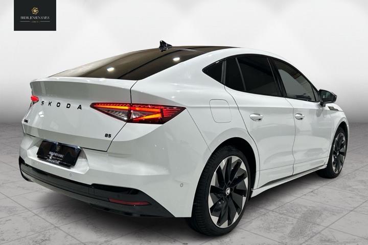 Hvid Skoda Enyaq fra 2025