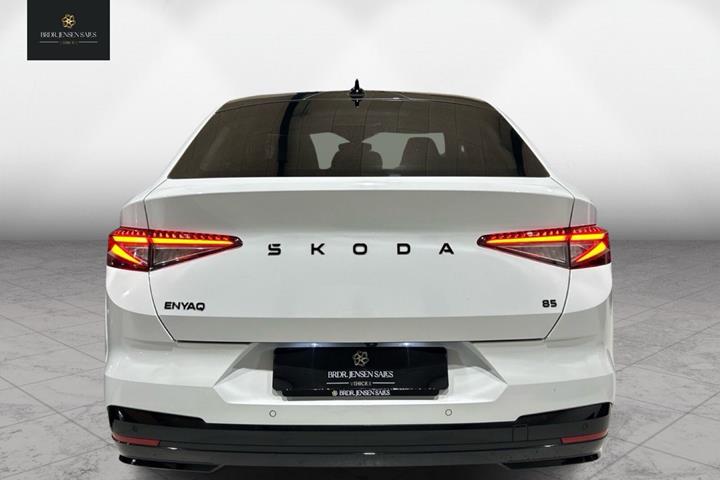 Hvid Skoda Enyaq fra 2025