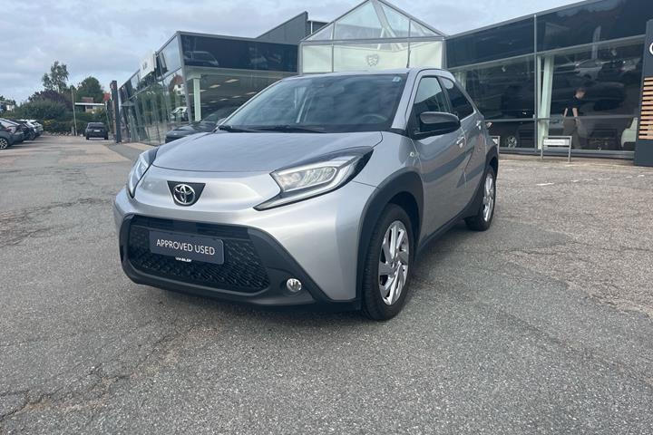 Sølv Toyota Aygo X fra 2024