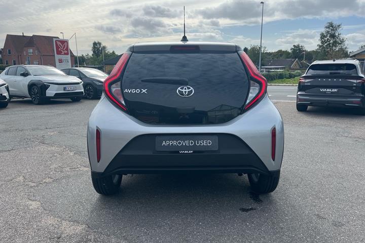Sølv Toyota Aygo X fra 2024