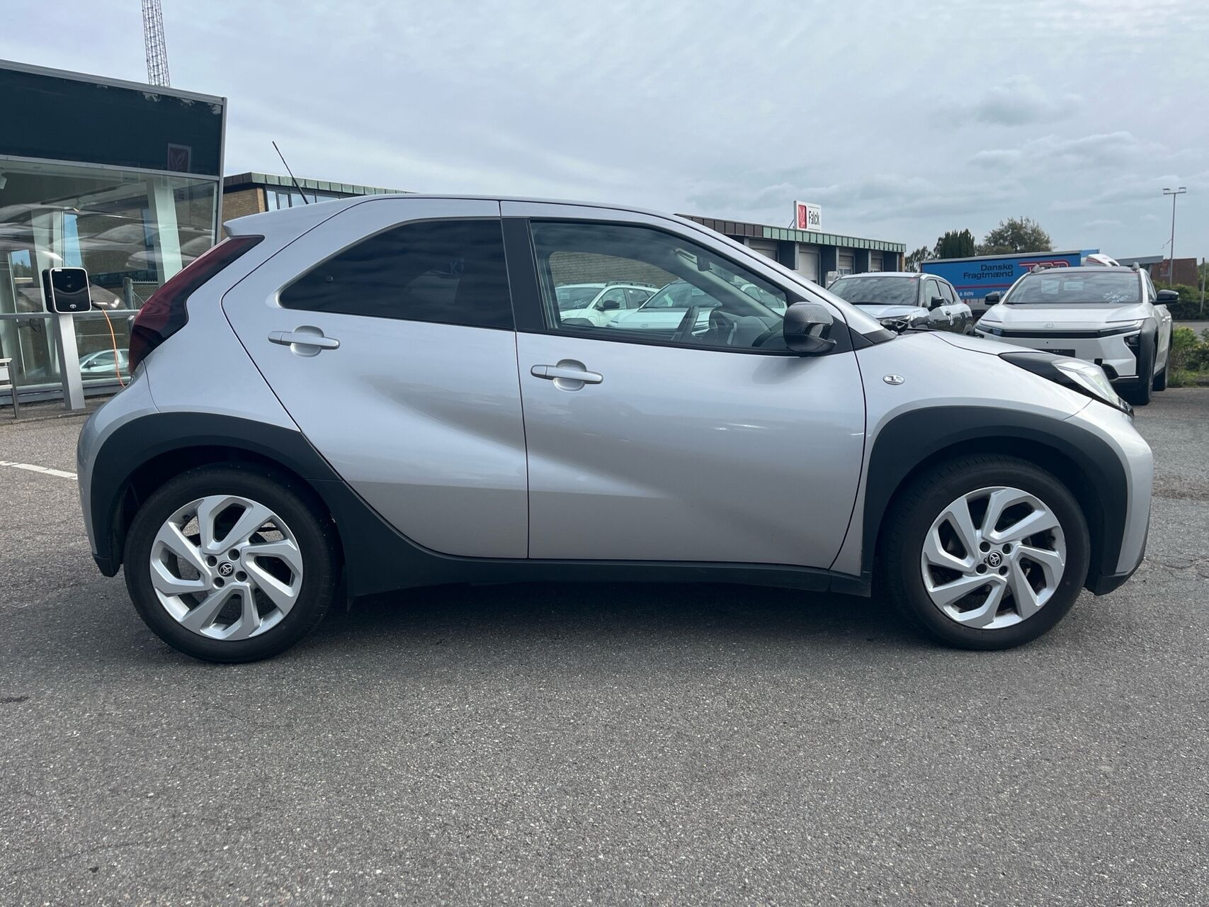 Sølv Toyota Aygo X fra 2024