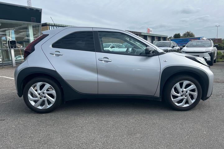 Sølv Toyota Aygo X fra 2024