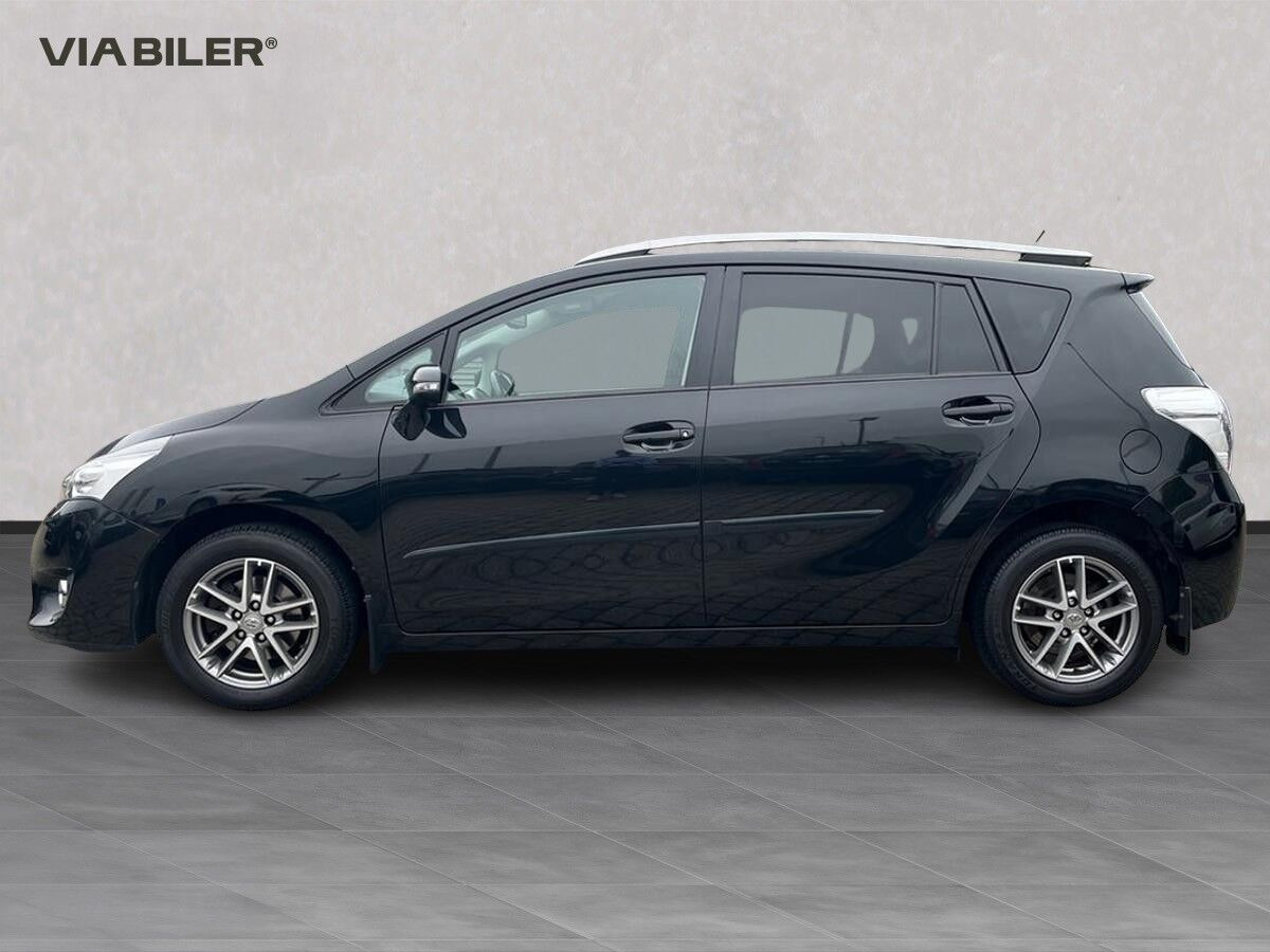 Sort Toyota Verso fra 2015
