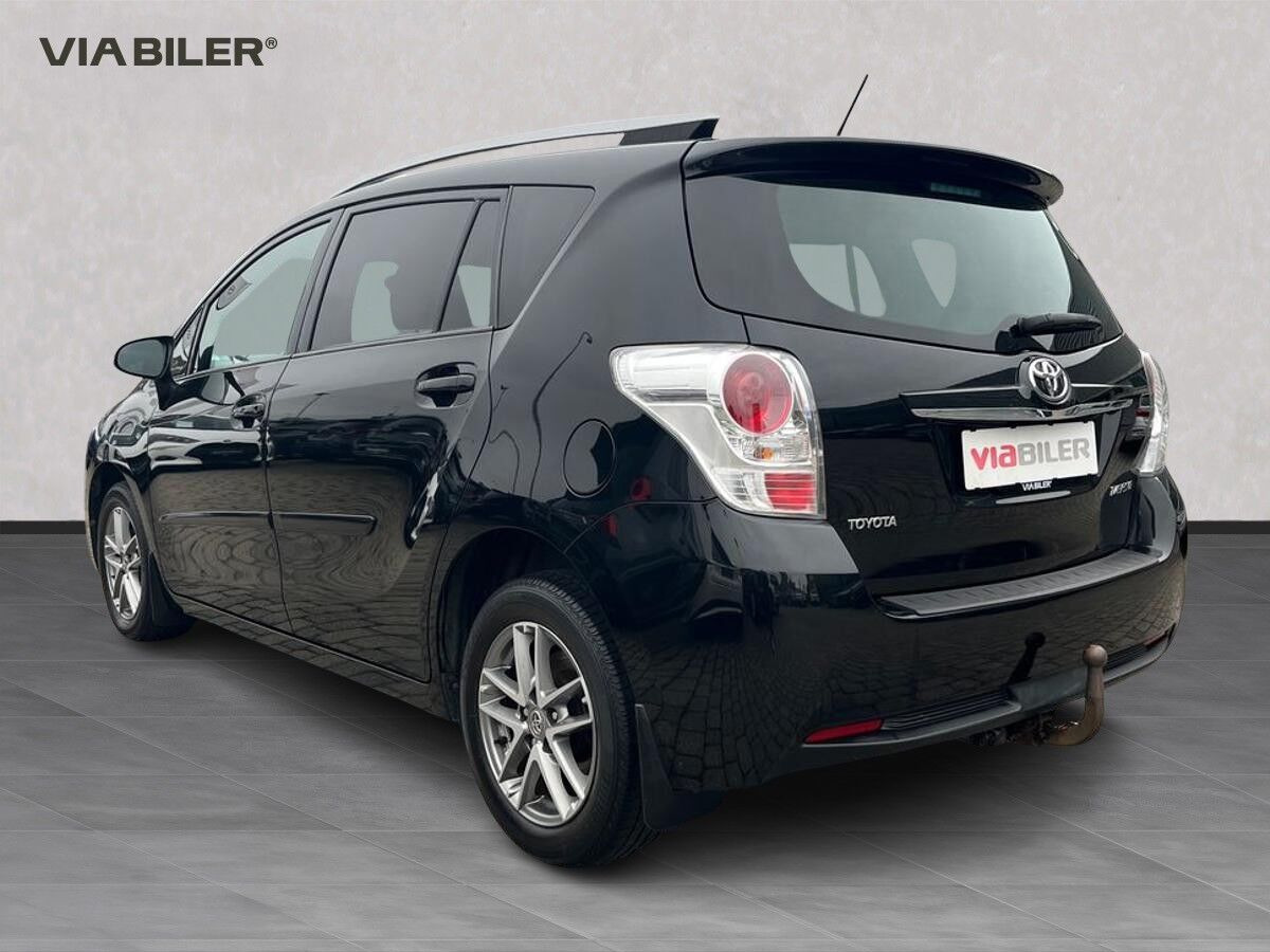 Sort Toyota Verso fra 2015