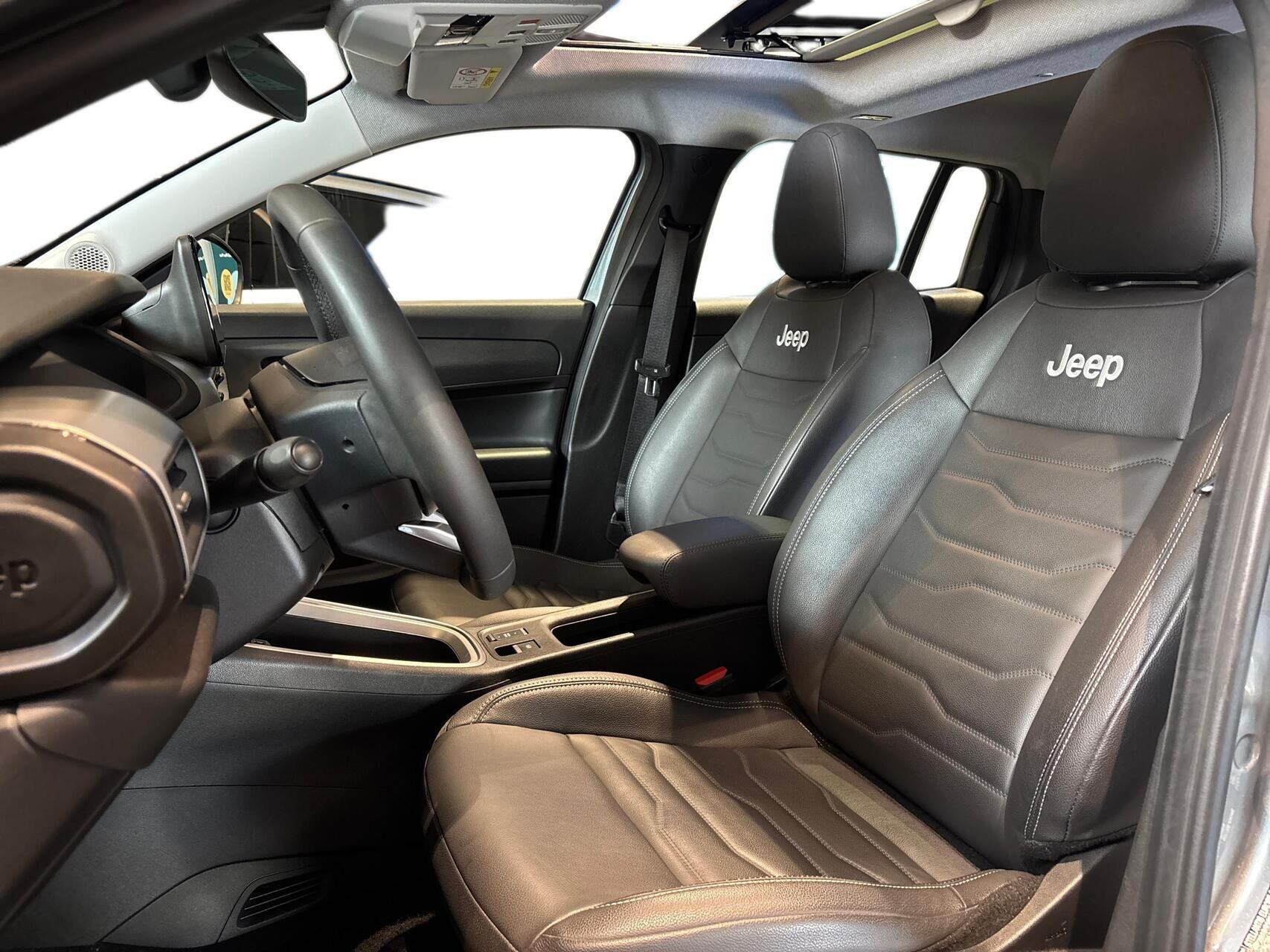 Grå Jeep Avenger fra 2025