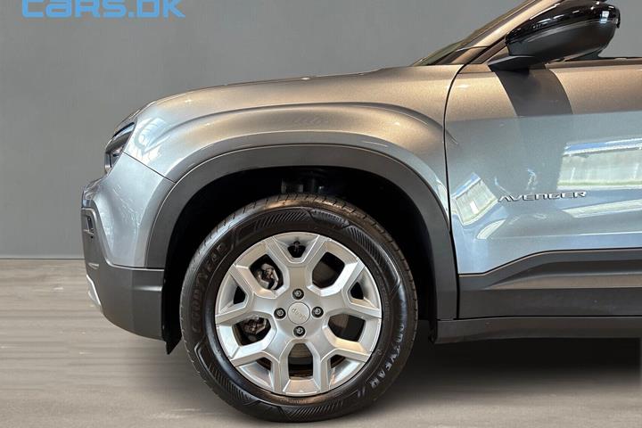 Grå Jeep Avenger fra 2025