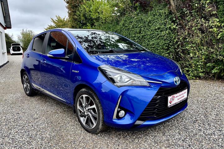Blå Toyota Yaris fra 2018 set udefra