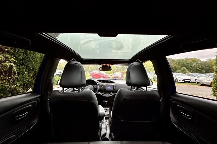Blå Toyota Yaris fra 2018