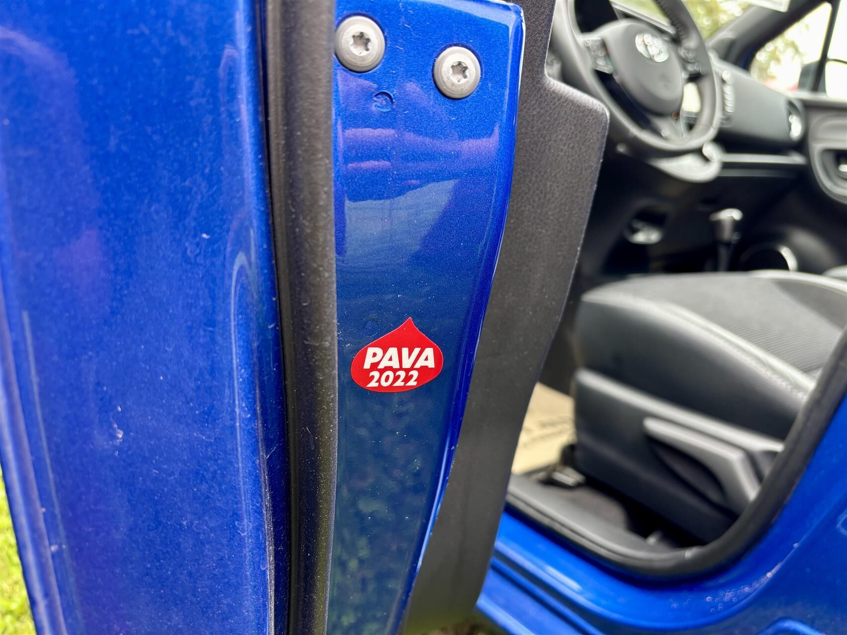 Blå Toyota Yaris fra 2018