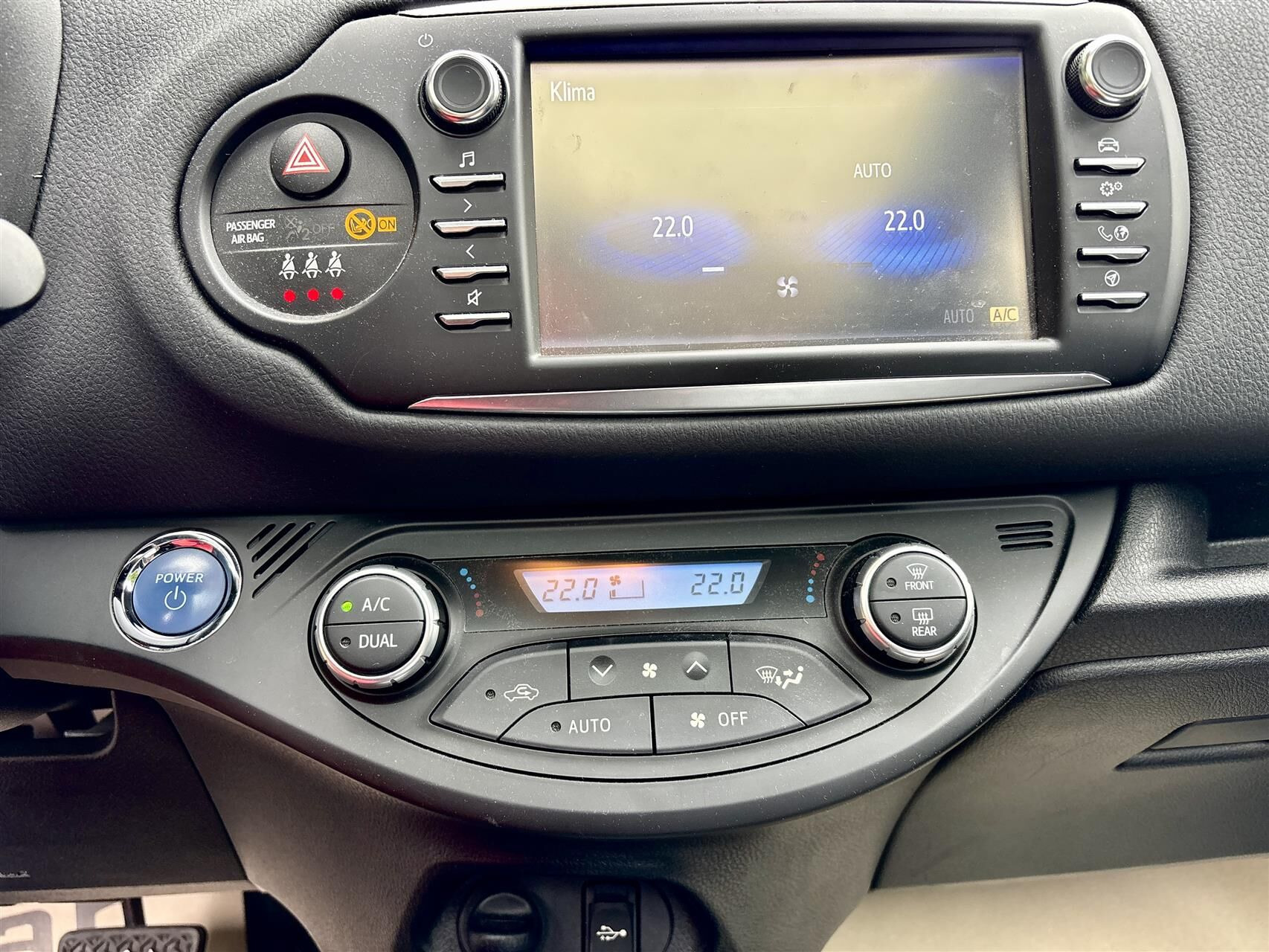 Blå Toyota Yaris fra 2018
