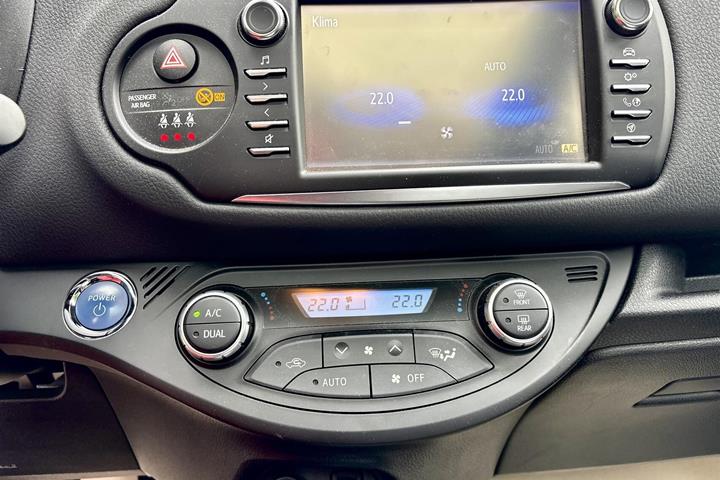 Blå Toyota Yaris fra 2018
