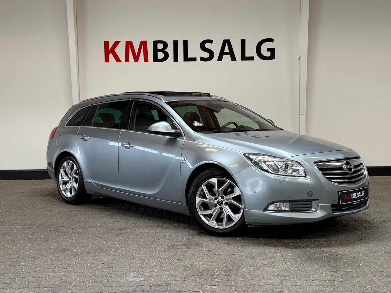 Grå Opel Insignia fra 2010