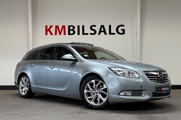 Grå Opel Insignia fra 2010