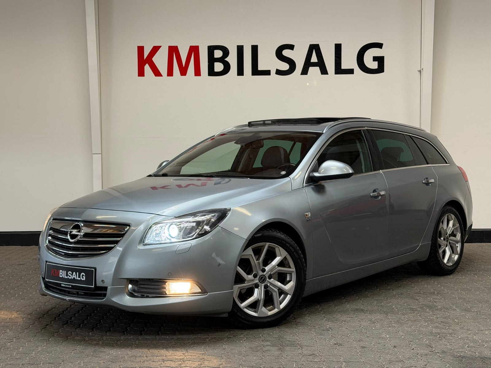 Grå Opel Insignia fra 2010