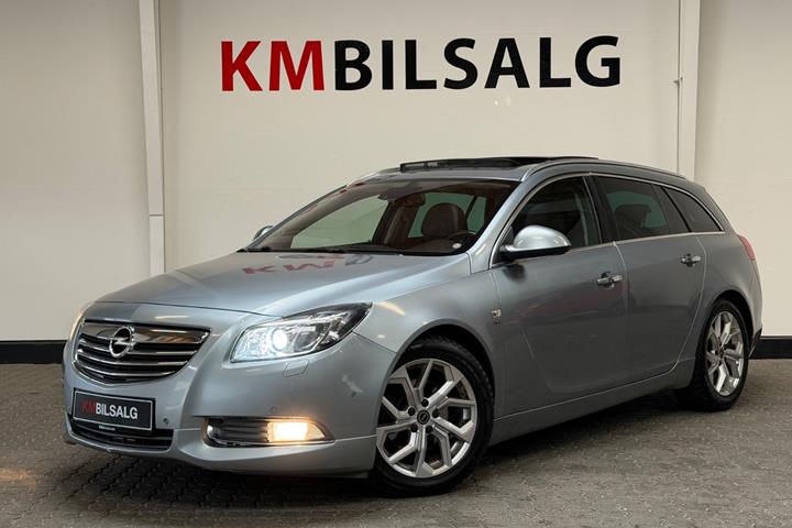 Grå Opel Insignia fra 2010