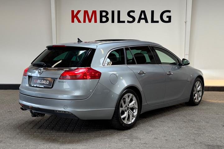 Grå Opel Insignia fra 2010