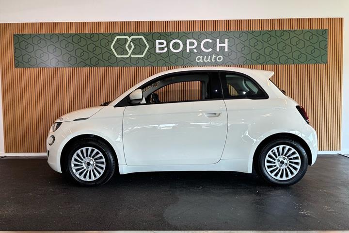 Hvid Fiat 500e fra 2023