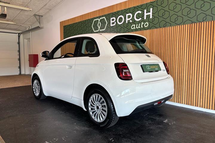 Hvid Fiat 500e fra 2023