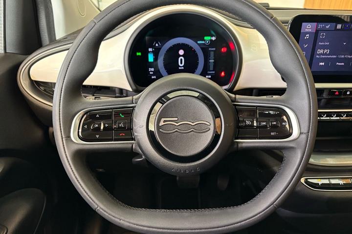 Hvid Fiat 500e fra 2023