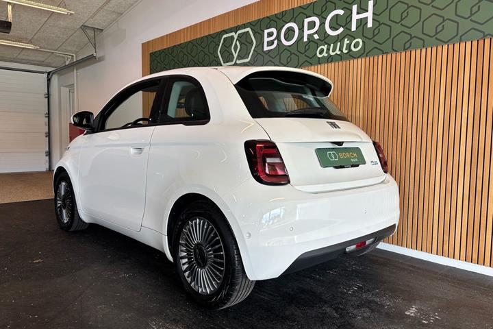 Hvid Fiat 500e fra 2023