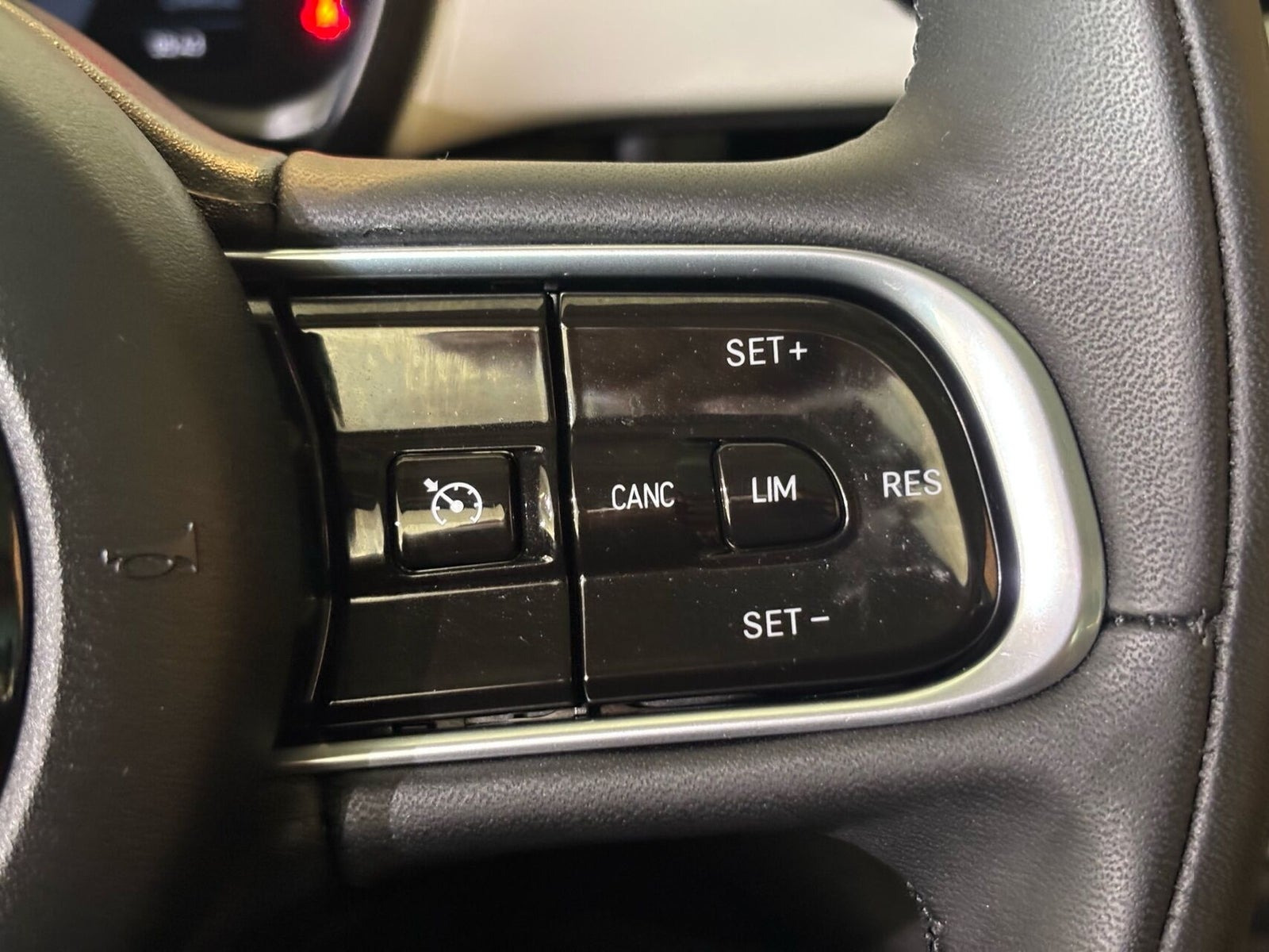 Hvid Fiat 500e fra 2023